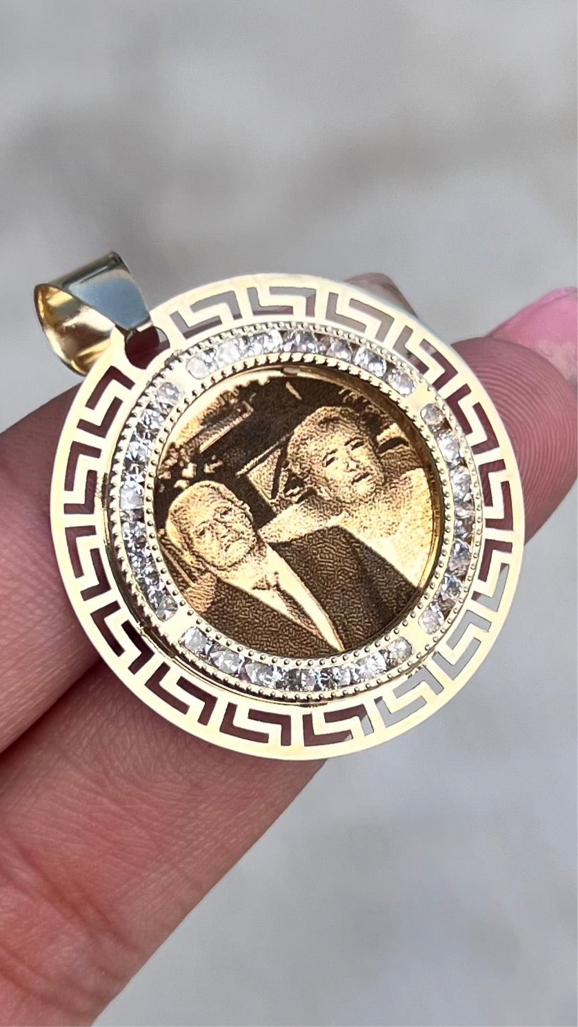 Dije Grecas con Foto Grabada – Oro 10k (2.9 cm)