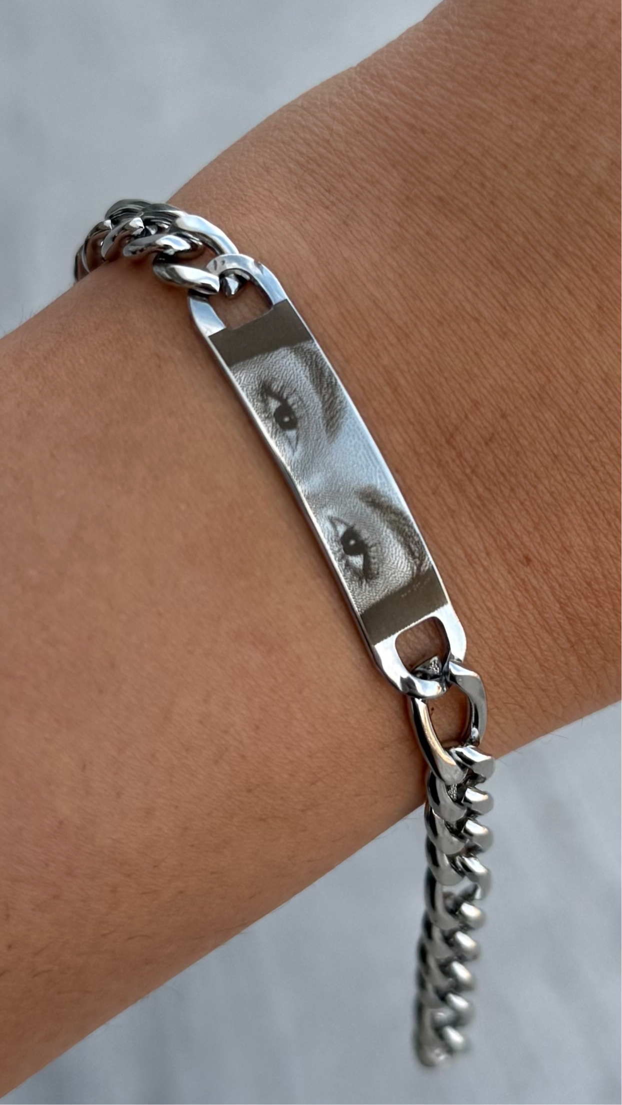 Esclava con mirada en acero inoxidable