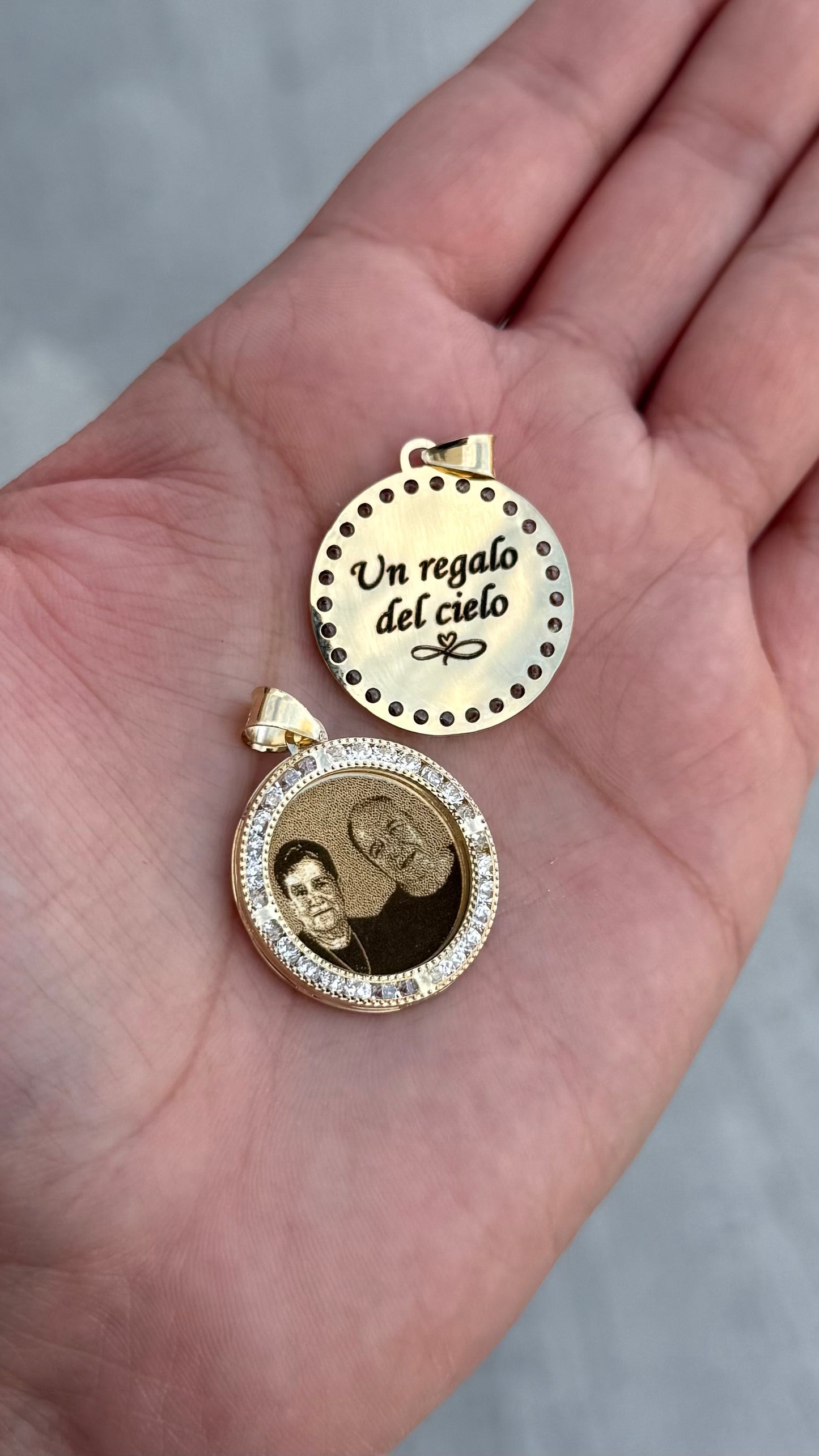 Medalla zirconia 1.7 cm Oro 10k