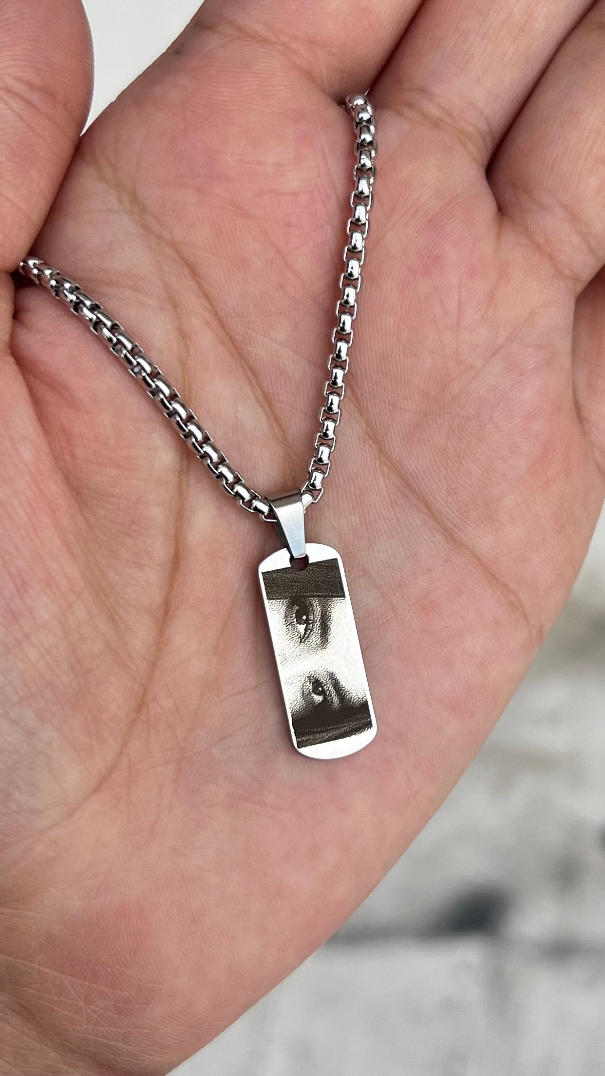 Cadena para caballero con mirada fotograbada – Acero inoxidable