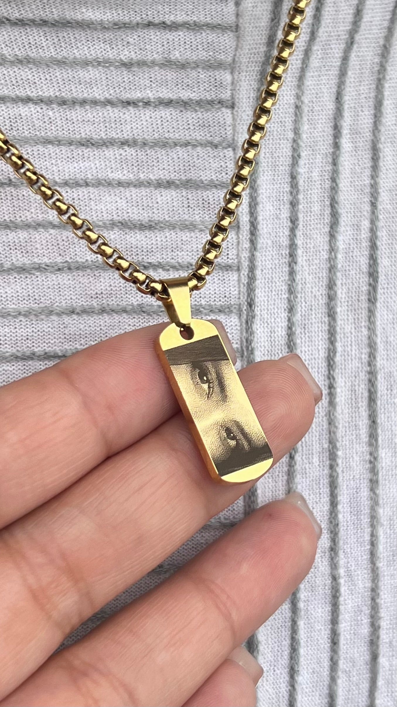 Cadena para caballero con mirada fotograbada – Acero inoxidable