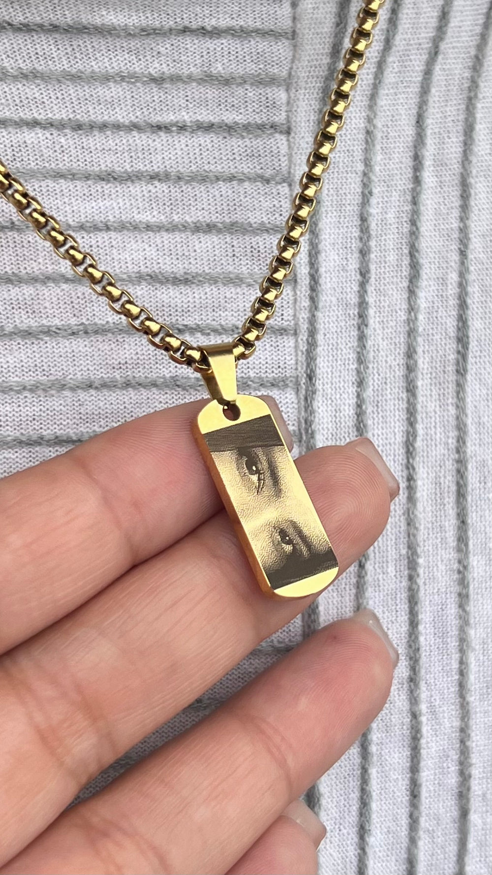 Cadena para caballero con mirada fotograbada – Acero inoxidable