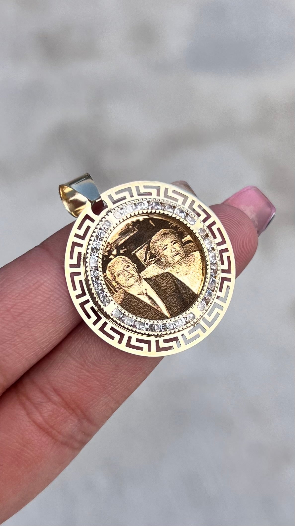 Dije Grecas con Foto Grabada – Oro 10k (2.9 cm)