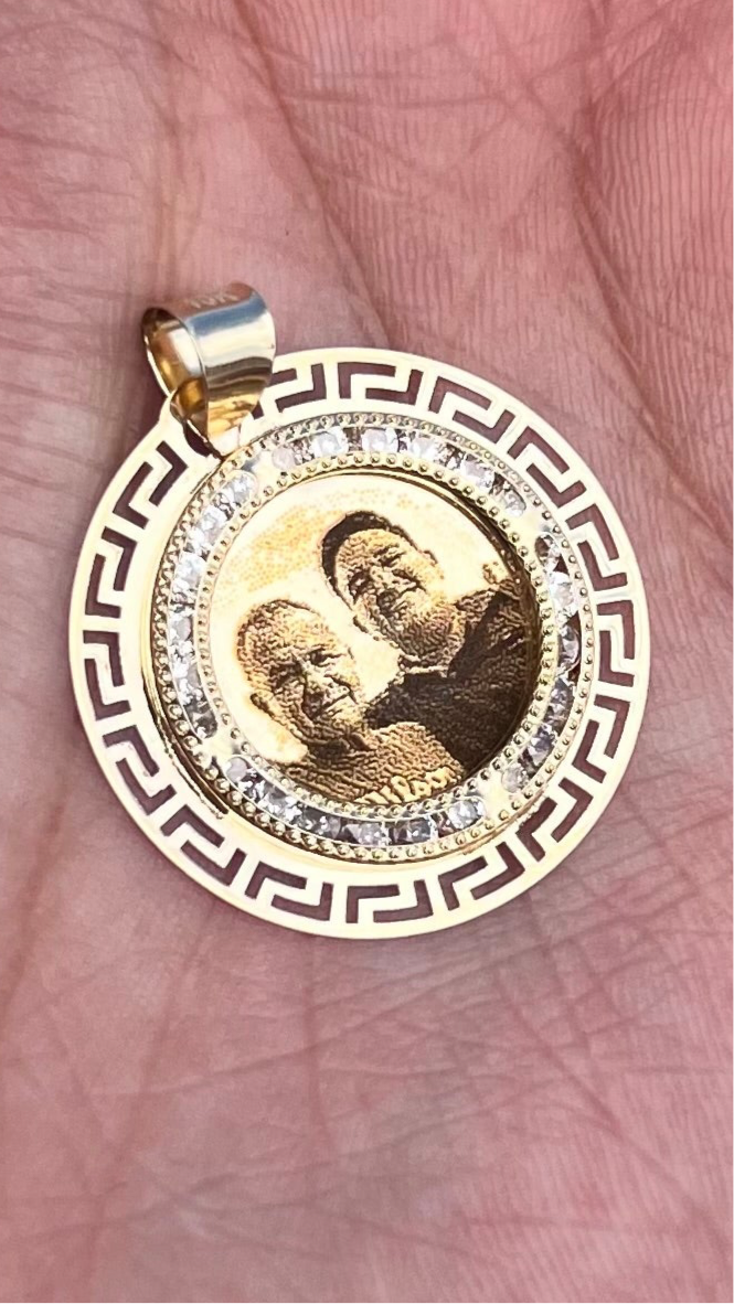 Dije Grecas 2.9 cm con Foto Grabada – Oro 10k