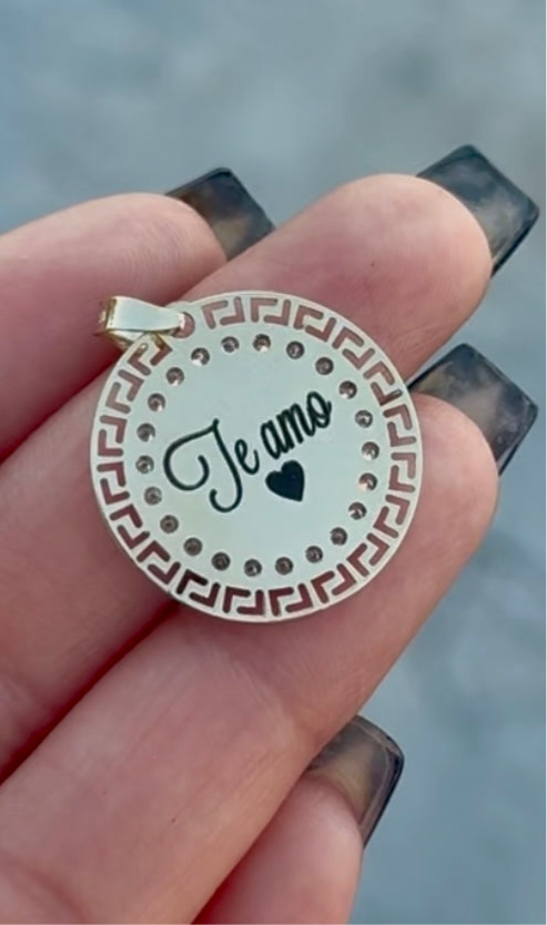 Dije Grecas con Foto Grabada – Oro 10k (2.2 cm)