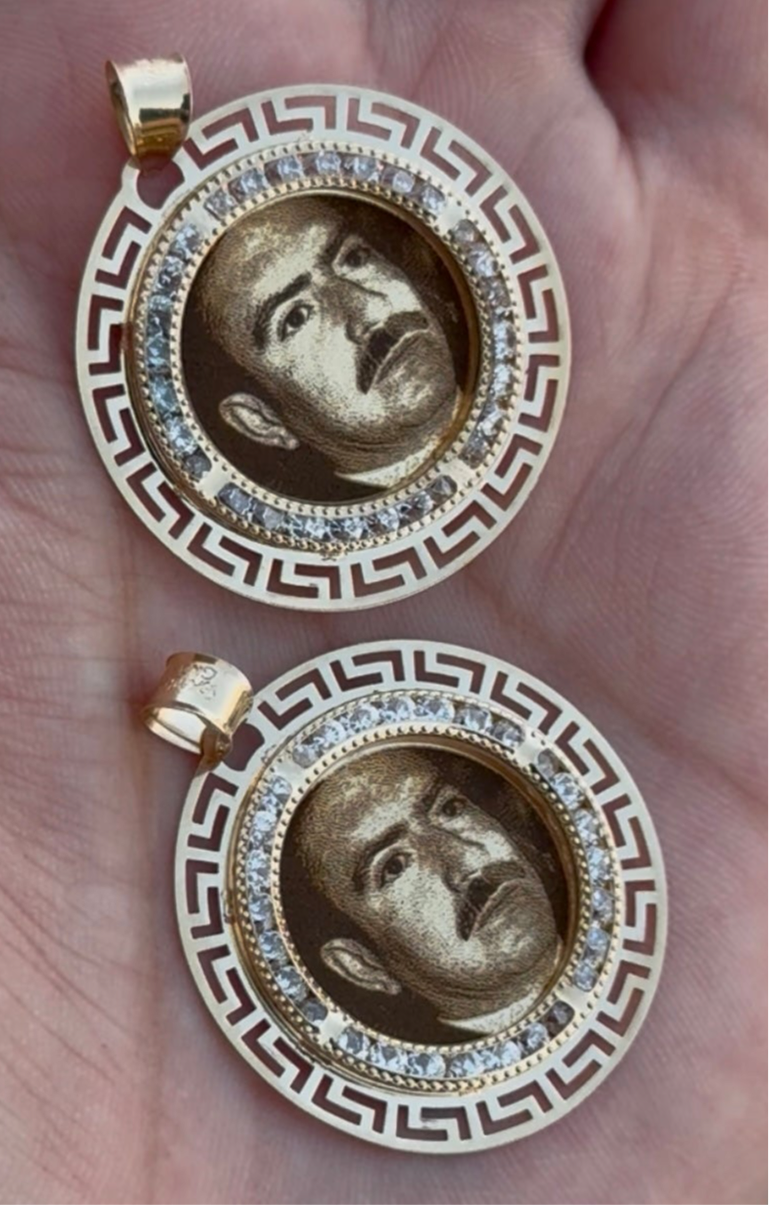 Dije Grecas con Foto Grabada – Oro 10k (3.6 cm)
