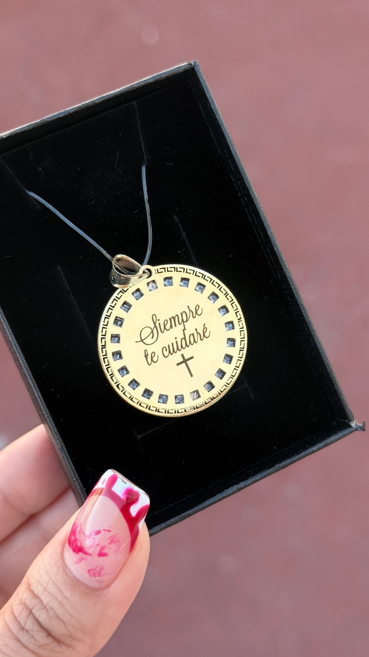 Dije Grecas con Foto Grabada – Oro 10k (3.1 cm)