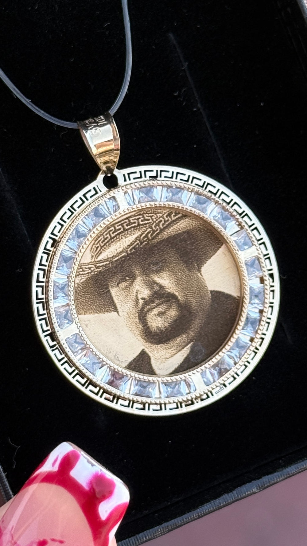 Dije Grecas con Foto Grabada – Oro 10k (3.1 cm)