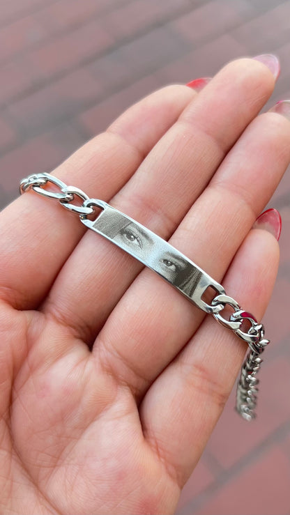 Esclava con mirada en acero inoxidable