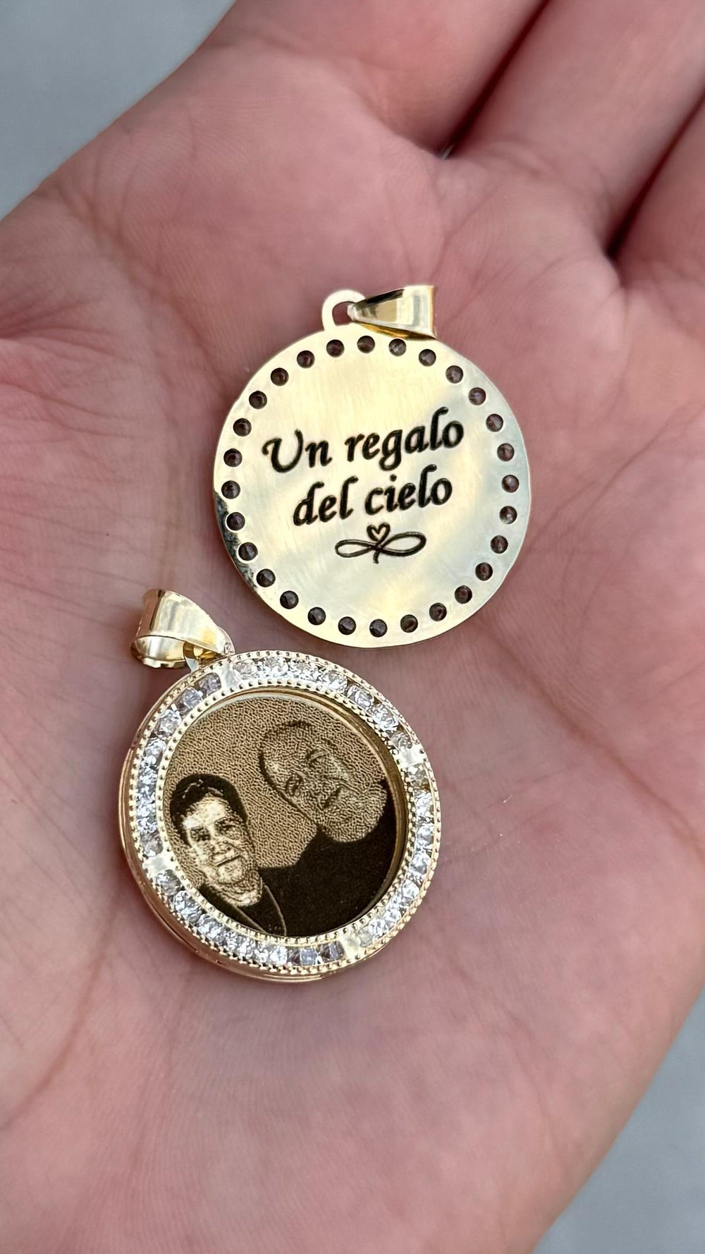 Medalla zirconia 2 cm en Oro 10k - Fotograbada